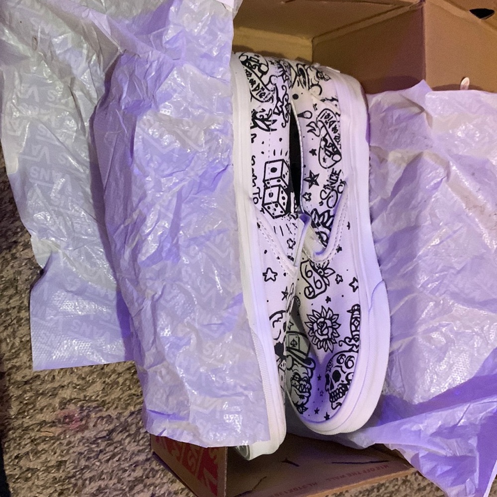 COLOR In the white Vans